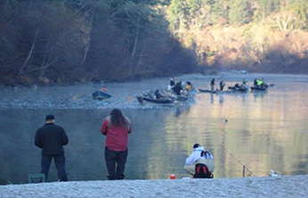 Shore and boat anglers at Johnson’s Beach